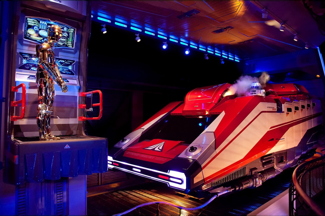 De Starspeeder en C-3PO in Disney's Hollywood Studios - Foto: © Disney