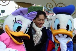 Wibi Soerjadi met Donald en Katrien Duck in Disneyland Paris - Foto: © Adri van Esch