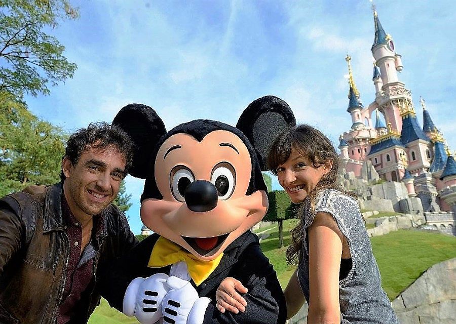 Mickey op de foto met gasten - Foto: © Disney