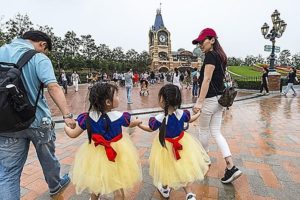 De ingang van Shanghai Disneyland - Foto: © Disney