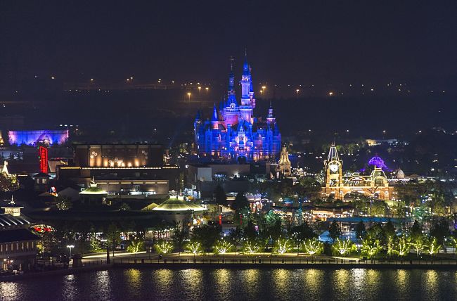 Shanghai Disneyland bij nacht - Foto: © Disney
