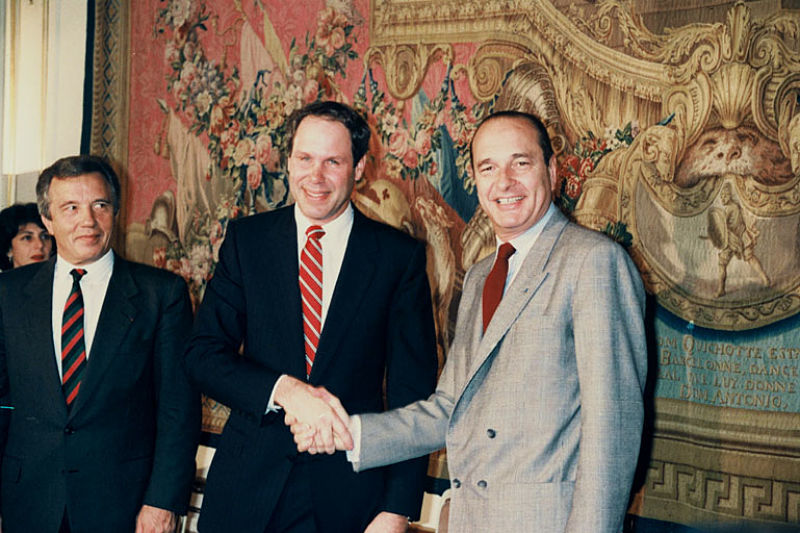 Michael Eisner (links) en premier Jacques Chirac bezegelen de overeenkomst voor de realisatie van Euro Disneyland - Foto: © Disney