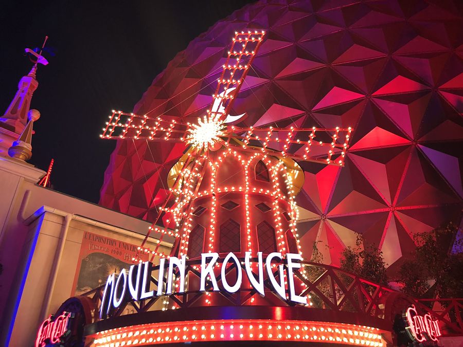 De Moulin Rouge in het Franse themagebied in Europa-Park