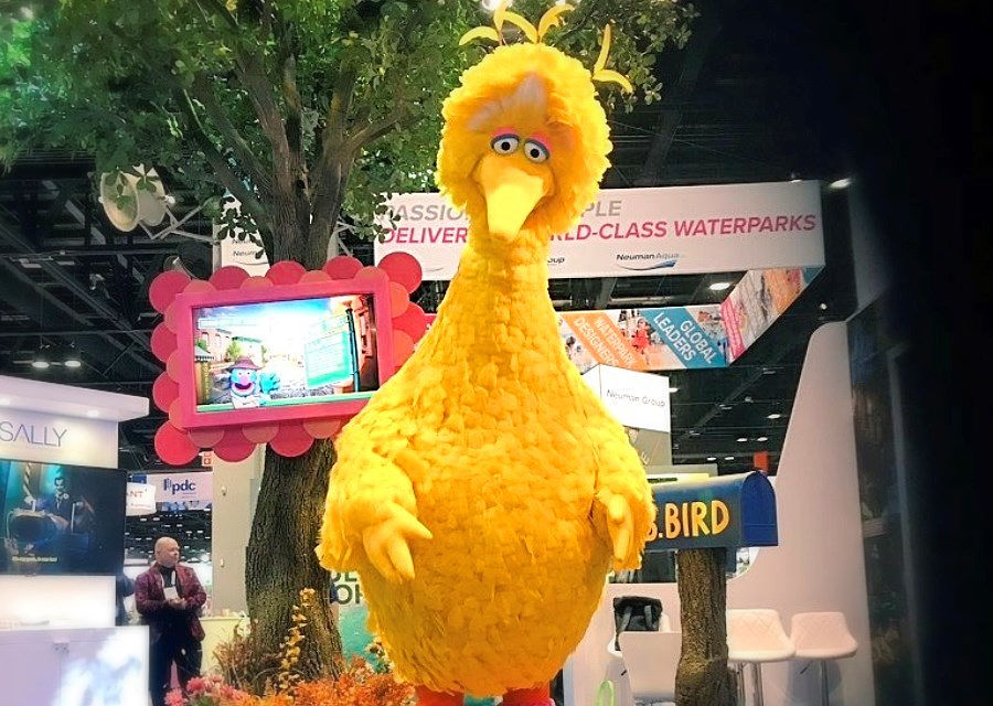 Presentatie van Big Bird uit Sesame Street door Sally Corporation - Foto: CoasterForce