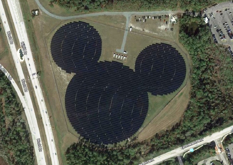 Zonnepanelen gegroepeerd in de vorm van een Mickey-hoofd in Walt Disney World - Foto: Google Maps