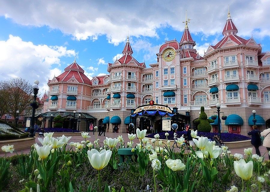 Het Disneyland Hotel bij Disneyland Paris - Foto: © Adri van Esch 