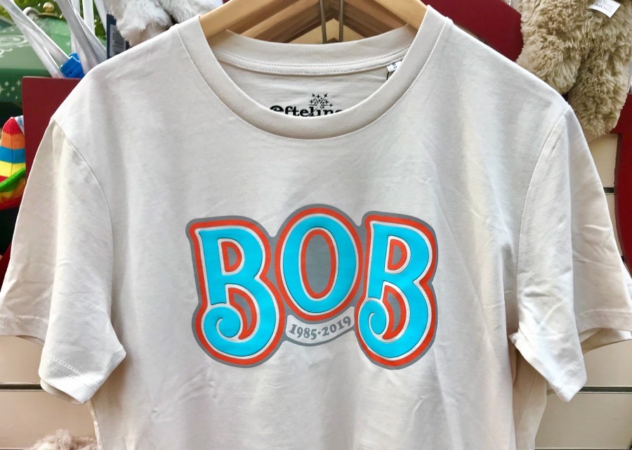 T-shirt ter nagedachtenis aan de Bob – Foto: © Adri van Esch