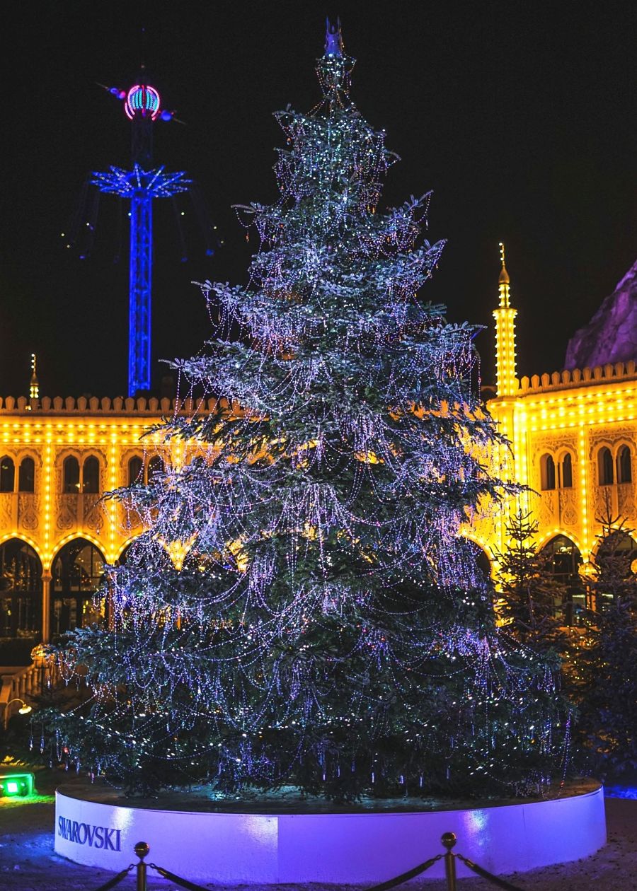 De kerstboom van Swarovski in Tivoli Gardens in Kopenhagen