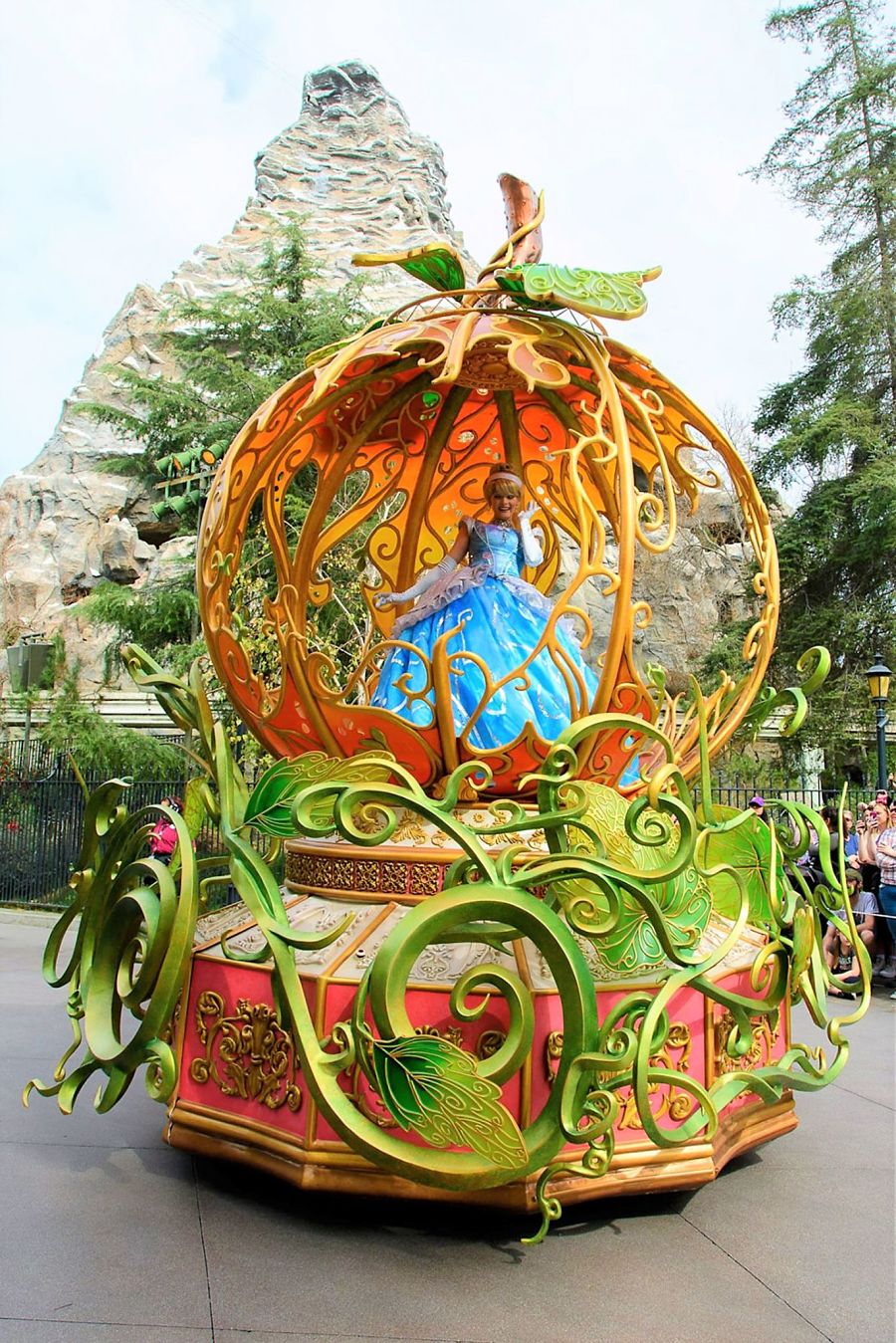 Cinderella in de parade Magic Happens in Disneyland in Californië - Foto: © Disney (Todd Wawrychuk)