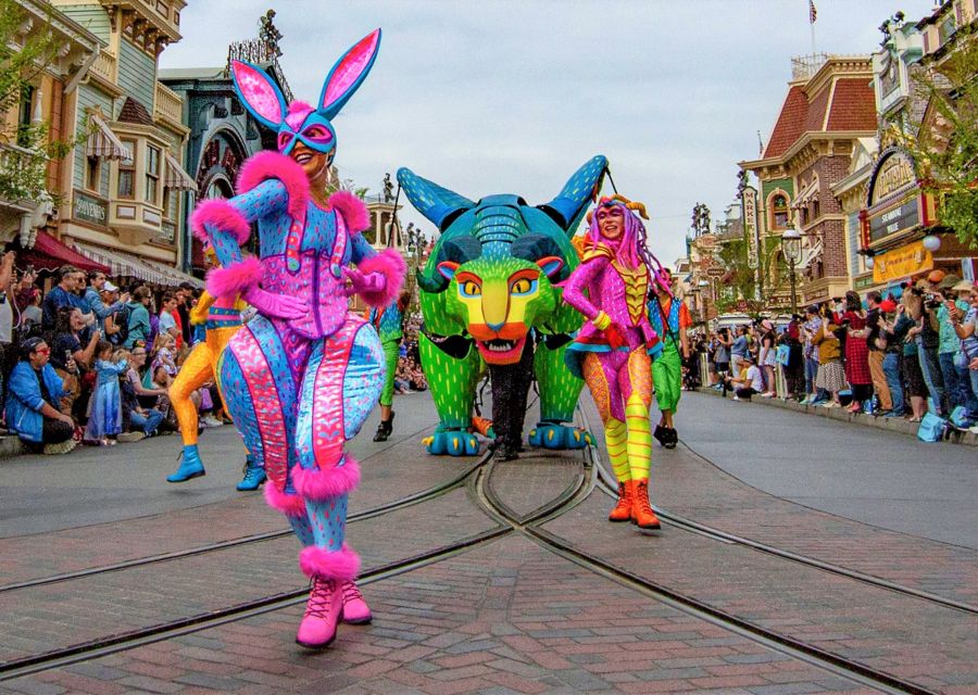 Coco in de parade Magic Happens in Disneyland in Californië - Foto: © Disney (Joshua Sudock)
