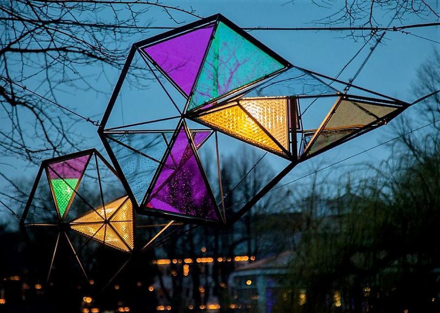De kunstzinnige lampen Light Swarm van designer Olafur Eliasson in Tivoli