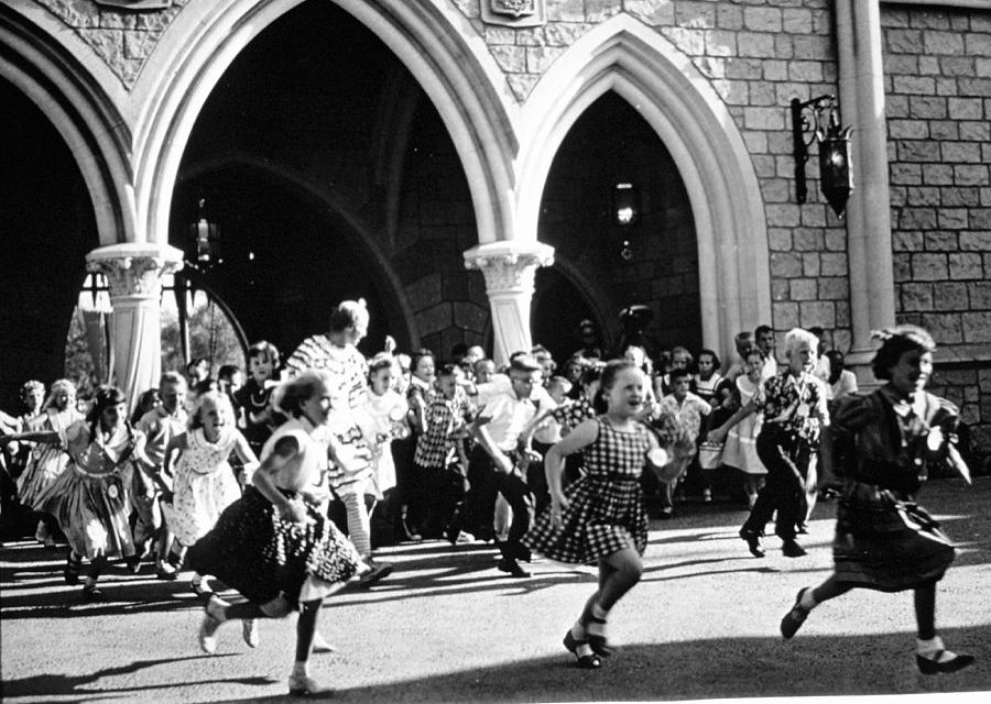 Kinderen rennen door het kasteel op 17 juli 1955, de openingsdag van Disneyland in Californië
