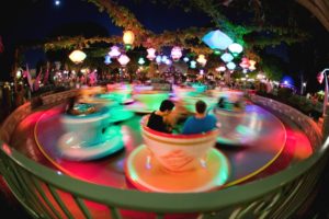 Mad Tea Party at Night in Disneyland - Foto: Disney