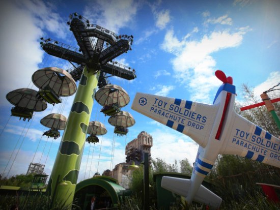 Toy Soldiers Parachute Drop in Toy Story Playland in Walt Disney Studios - Foto: (c) Disney