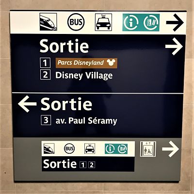 Bewegwijzering op RER-station Disneyland Paris - Foto: © Adri van Esch