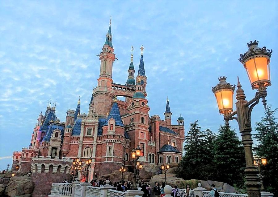 Het kasteel in Shanghai Disneyland - Foto: © Adri van Esch