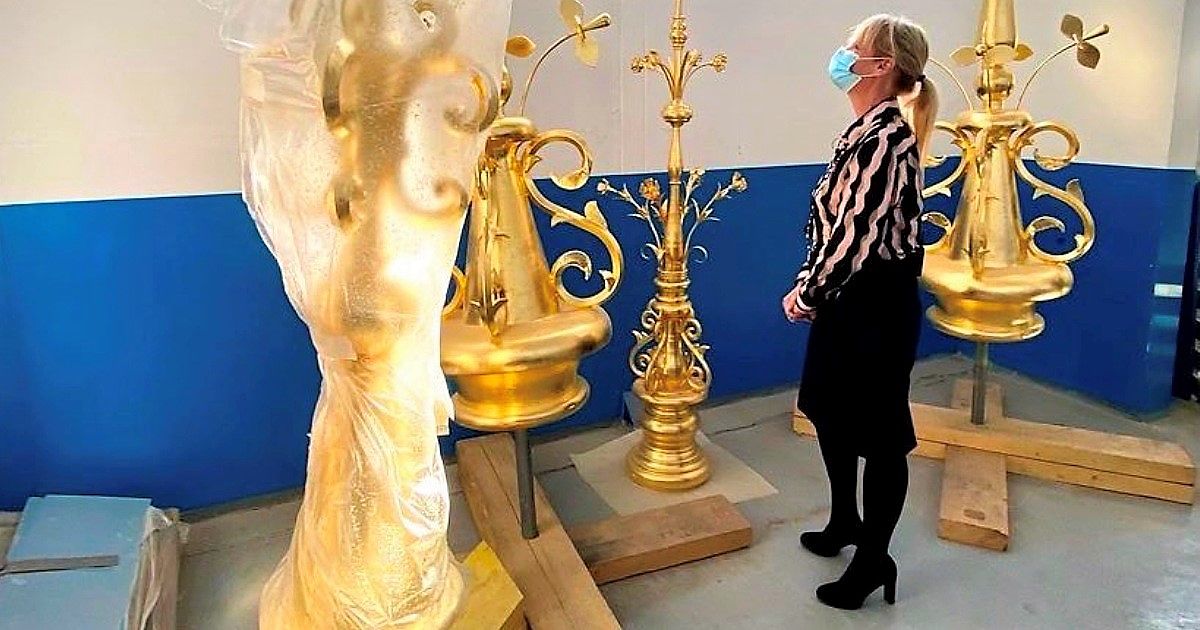 Directeur Natacha Rafalski van Disneyland Paris bewondert de gouden ornamenten van het kasteel - Foto: © Disney